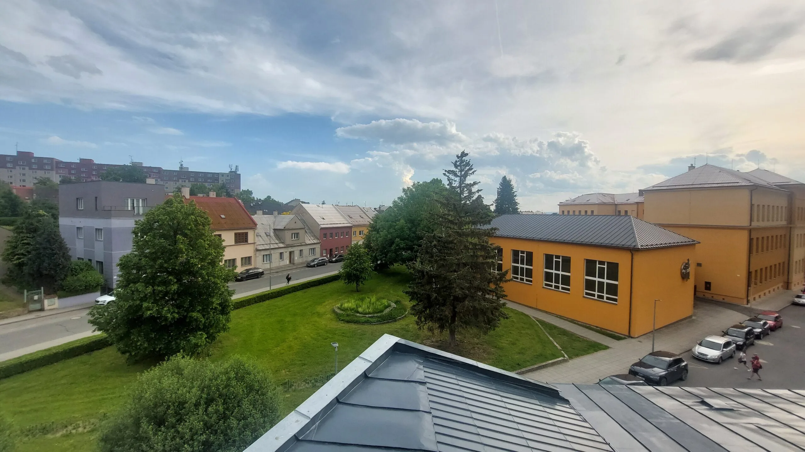 Exteriér a výhled – byt č. 502 (2+kk), dům Slovan Šternberk