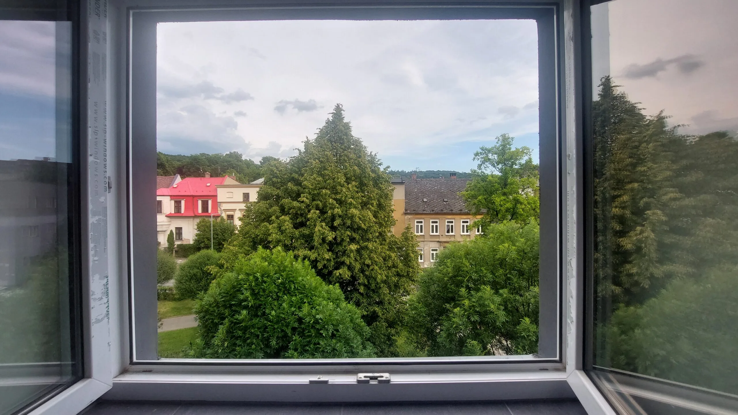Exteriér a výhled – byt č. 502 (2+kk), dům Slovan Šternberk