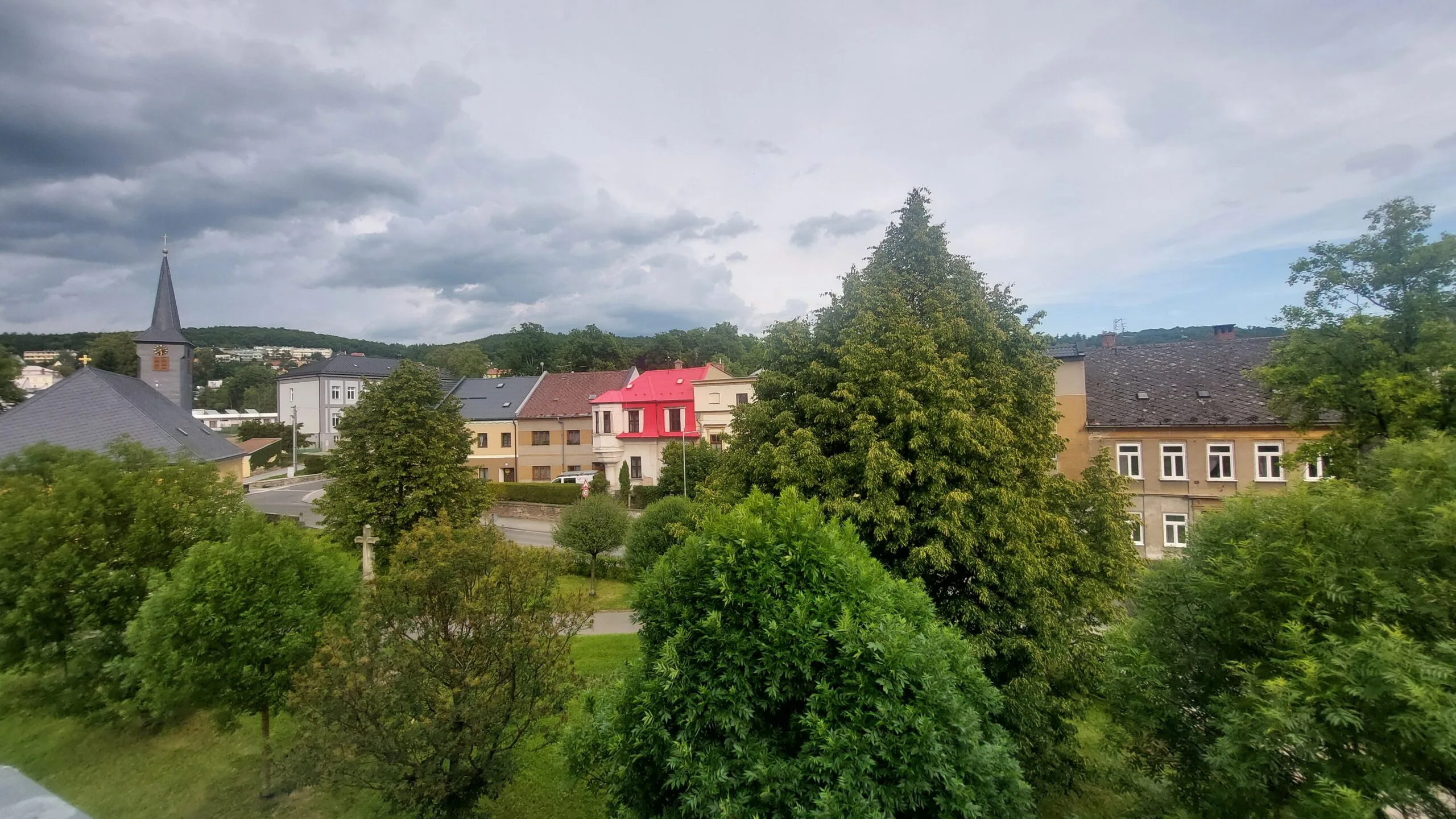 Exteriér a výhled – byt č. 502 (2+kk), dům Slovan Šternberk