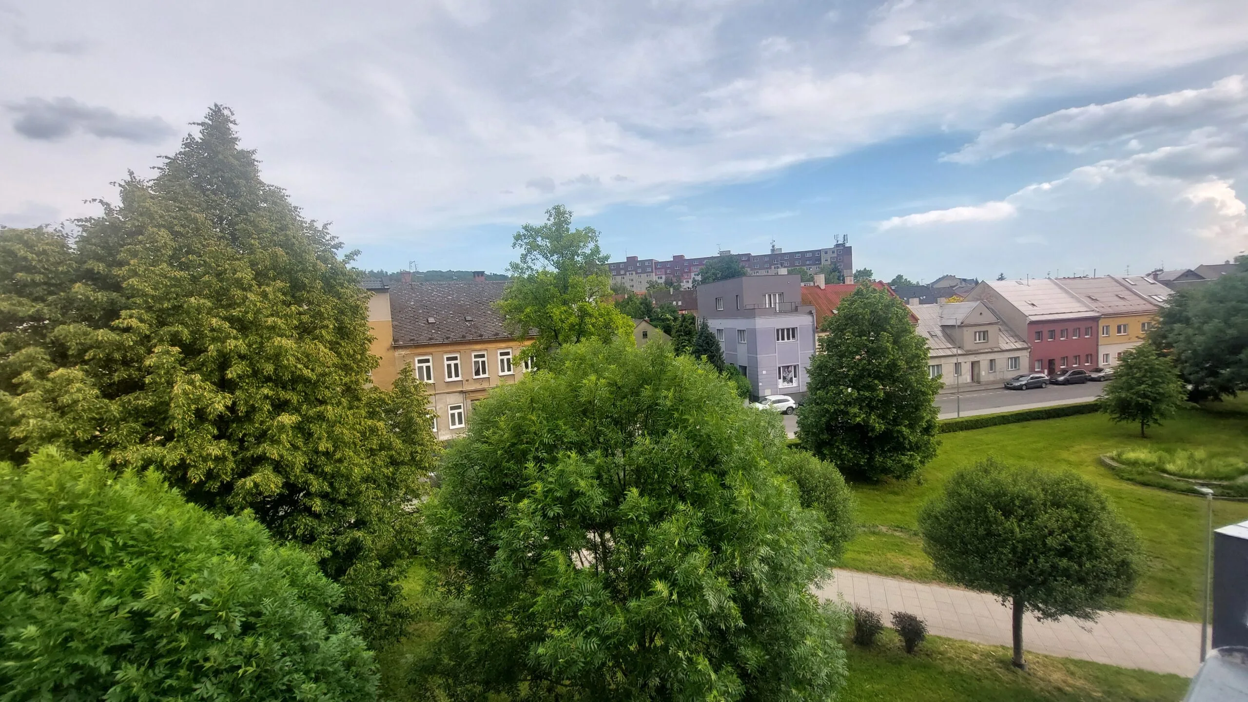 Exteriér a výhled – byt č. 502 (2+kk), dům Slovan Šternberk
